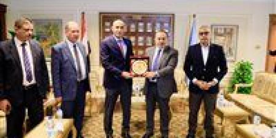 محافظ
      أسيوط
      درع
      المحافظة
      لوزير
      التعليم
      تقديرًا
      لجهوده