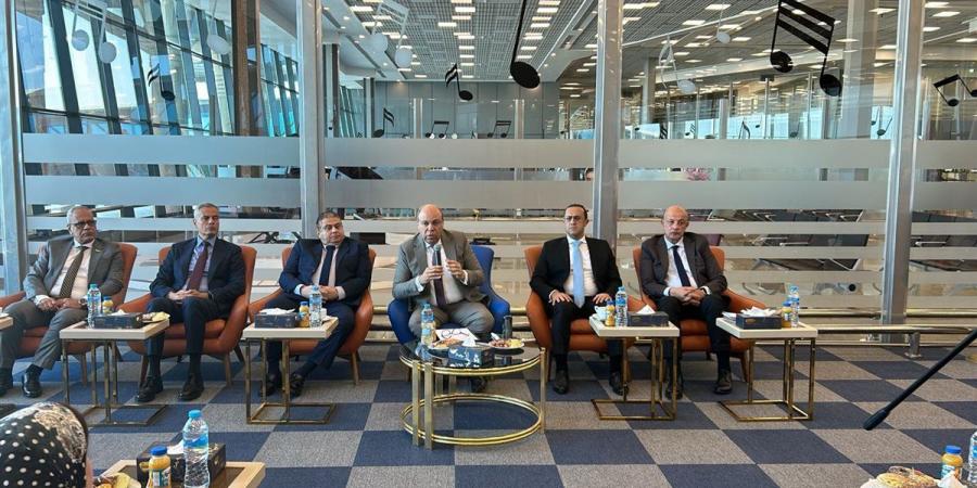 سامح
      الحفني:
      مطار
      سفنكس
      الدولي
      نموذج
      حديث
      لجذب
      الحركة
      السياحية
      والجوية