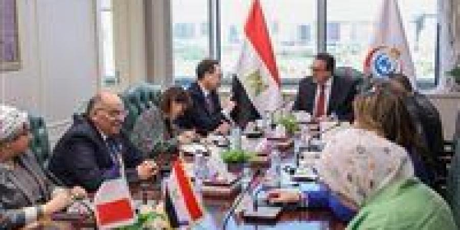 وزير
      الصحة
      يستقبل
      سفير
      فرنسا
      بمصر
      للإتفاق
      على
      تنفيذ
      خطة
      لتقديم
      المساعدات
      الإنسانية
      لقطاع
      غزة