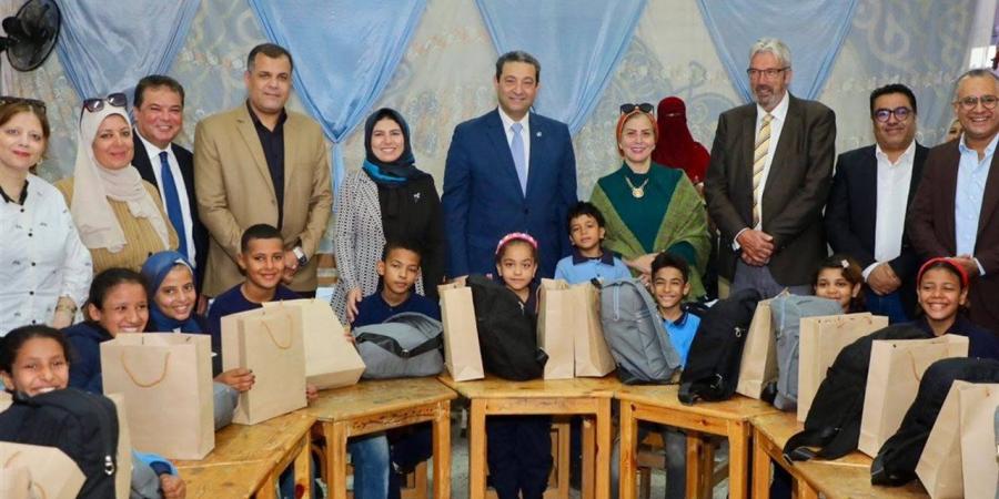 توزيع
      مستلزمات
      مدرسية
      على
      الطلاب
      الأكثر
      احتياجا
      في
      دمياط