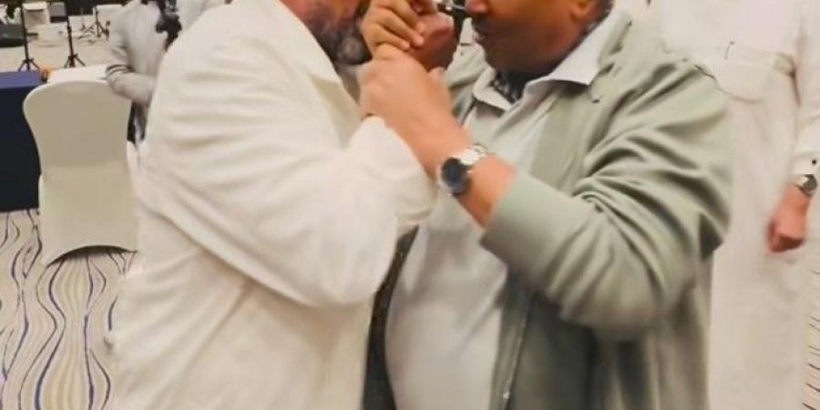 "نكيد
      العوازل"..
      محمد
      عبده
      يقبل
      يد
      هاني
      فرحات
      ردًا
      على
      منتقديه
