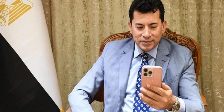 وزير
      الرياضة
      يهنئ
      البطل
      محمد
      حسن
      بذهبية
      العالم
      في
      المصارعة