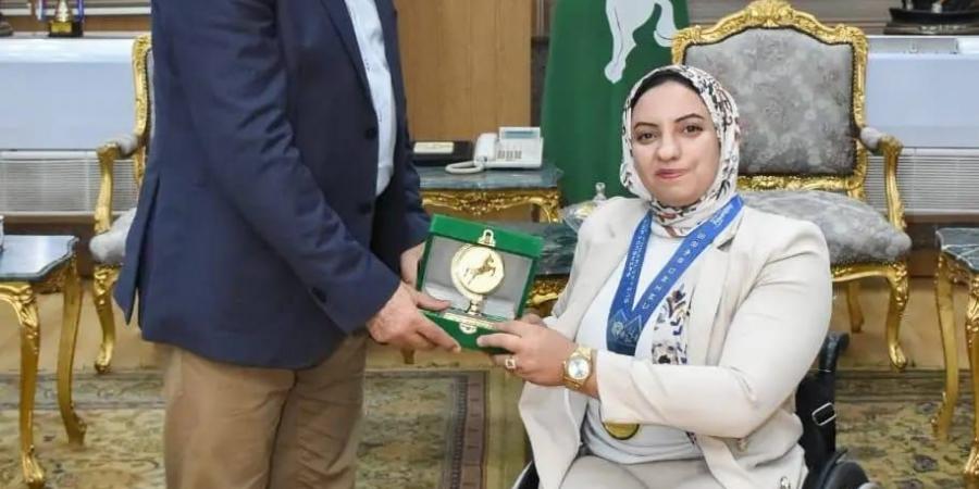 بمنحها
      شعار
      المحافظة
      ..
      محافظ
      الشرقية
      يُكرم
      بطلة
      رفع
      الأثقال
      ريحاب
      رضوان
      لحصولها
      على
      ذهبية
      بطولة
      العالم
      لرفع
      الأثقال
      البارالمبي
