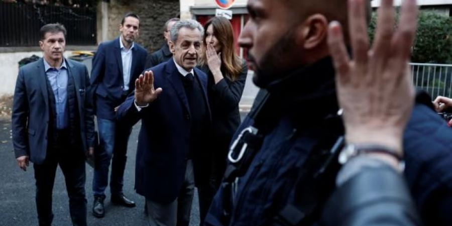 «من
      سيد
      الإليزيه
      إلى
      الزنزانة»..
      كيف
      قضي
      الرئيس
      الفرنسي
      الأسبق
      ساركوزي
      أول
      ليلة
      في
      السجن؟