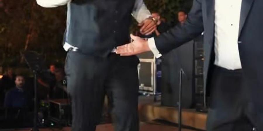حفل
      زفاف
      حاتم
      صلاح..
      مصطفى
      غريب
      "بيعقب"..
      وأحمد
      سعد
      يشعل
      الأجواء
      بـ
      "اختياراتي"