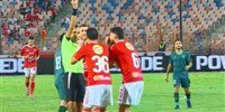 طرد
      في
      مباراة
      الاهلي
      والاتحاد
      السكندري..
      أحمد
      نبيل
      كوكا
      بين
      الانضباط
      والاندفاع