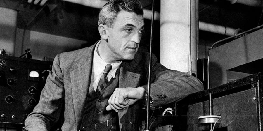 فليكس
      بلوخ..
      فيزيائي
      سويسري
      كشف
      أسرار
      النواة
      وحصد
      نوبل
      1952