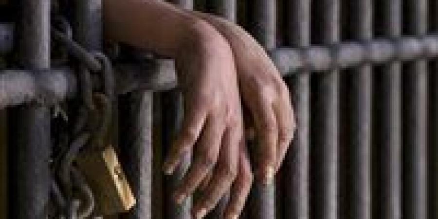 حبس
      3
      عاطلين
      بتهمة
      بيع
      الألعاب
      النارية
      عبر
      مواقع
      التواصل
      بالقليوبية