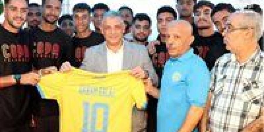 محافظ
      الإسماعيلية
      يؤدي
      صلاة
      الجمعة
      بمسجد
      النادي
      الإسماعيلي
      ويؤكد
      دعمه
      الكامل
      للفريق
      وجماهيره