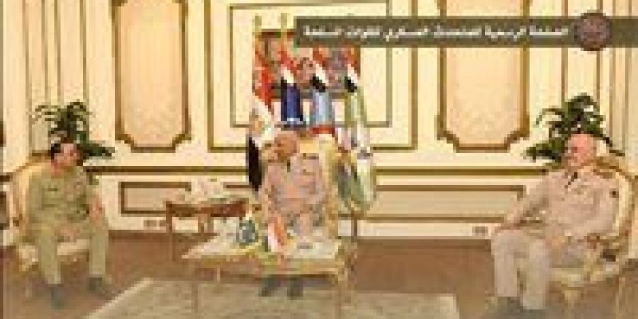 القائد
      العام
      للقوات
      المسلحة
      ورئيس
      أركان
      حرب
      القوات
      المسلحة
      يلتقيان
      رئيس
      أركان
      القوات
      البرية
      الباكستانية