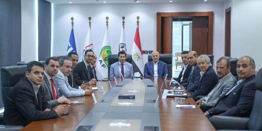 بمشاركة
      طولان
      ومحسن
      صالح..
      أبو
      ريدة
      يستقبل
      وزير
      الرياضة
      لبحث
      دعم
      تطوير
      كرة
      القدم
