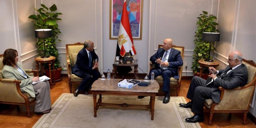 "الوزير":
      حريصون
      على
      توفير
      المناخ
      الداعم
      والمحفز
      للمستثمرين
      من
      الدول
      الشقيقة