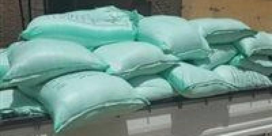 ضبط
      23
      طن
      دقيق
      في
      حملات
      مكثفة
      على
      المخابز