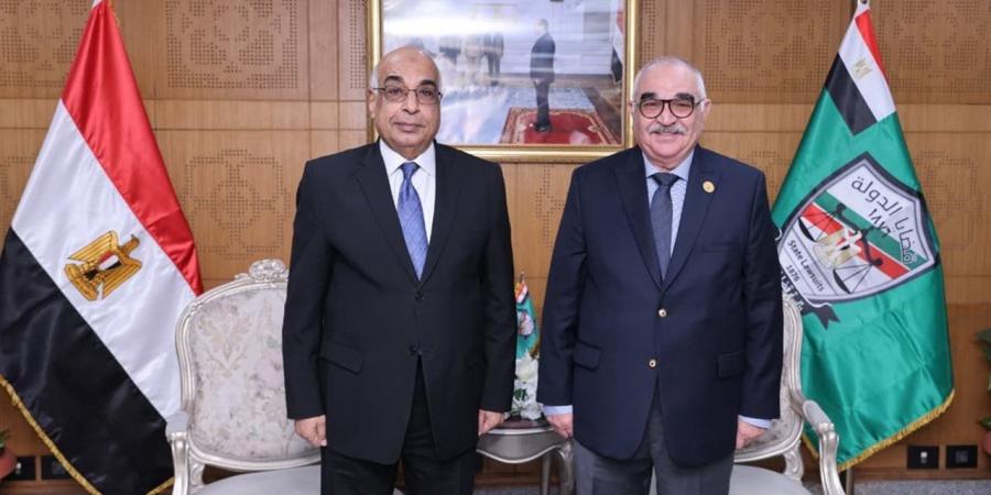 وزير
      العدل
      يزور
      هيئتي
      قضايا
      الدولة
      والنيابة
      الإدارية
      لتهنئتهما
      بالعام
      القضائي
      الجديد