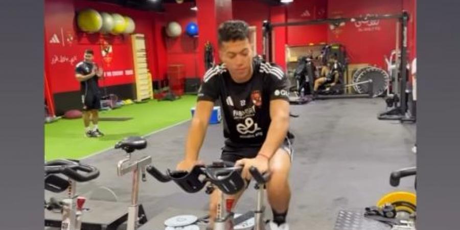 عودة
      الأسد..
      إمام
      عاشور
      يشارك
      فى
      تدريبات
      الأهلي
      داخل
      الجيم
      بعد
      شفائه
      من
      فيروس
      A