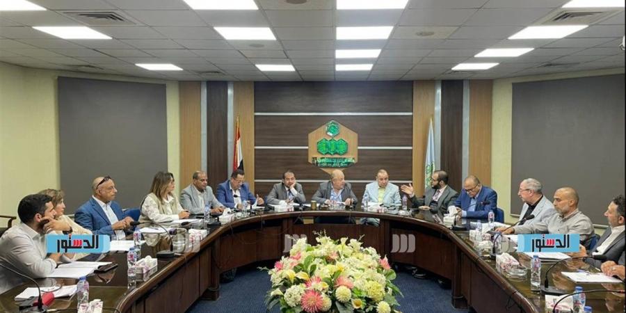 "مستثمرى
      العاشر"
      تناقش
      وضع
      آلية
      لتنفيذ
      قرار
      المجتمعات
      العمرانية
      بشأن
      المقنن
      المائي