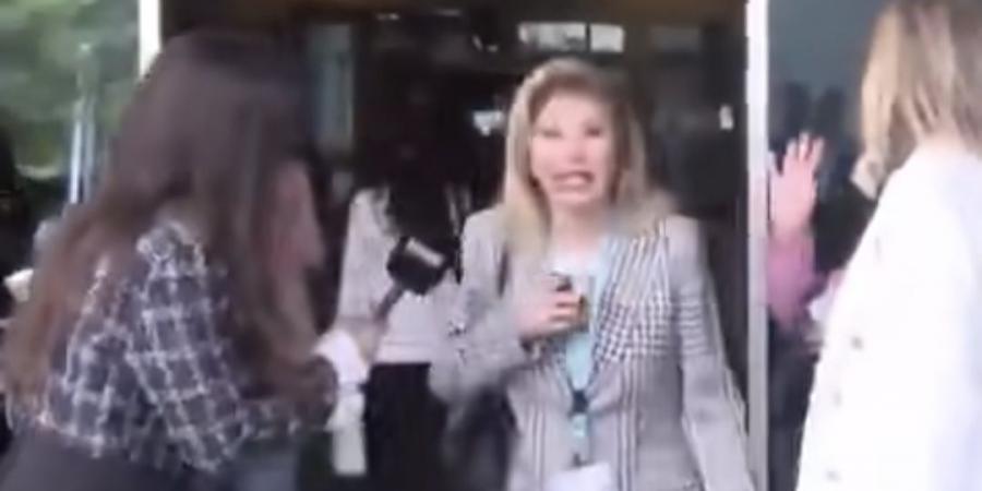 ارتباك
      على
      الهواء..
      ما
      الذي
      حدث
      بين
      هالة
      سرحان
      ومذيعة
      إحدى
      القنوات
      العربية؟