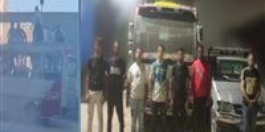 بيرقصوا
      على
      العربيات..
      ضبط
      سائقين
      و7
      أشخاص
      لأدائهم
      حركات
      استعراضية
      في
      القليوبية