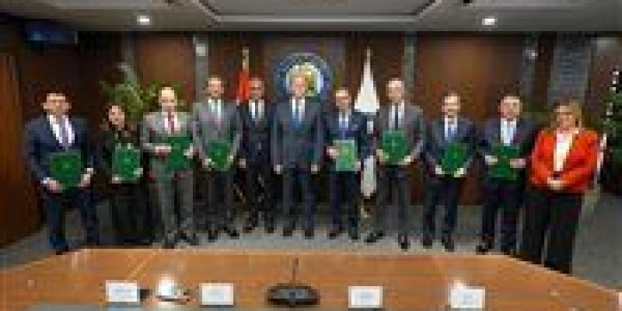 بقيمة
      135
      مليون
      دولار..
      البترول
      يشهد
      توقيع
      عقد
      تمويل
      مشروع
      الإيثانول
      الحيوي
      مع
      تحالف
      مصرفي