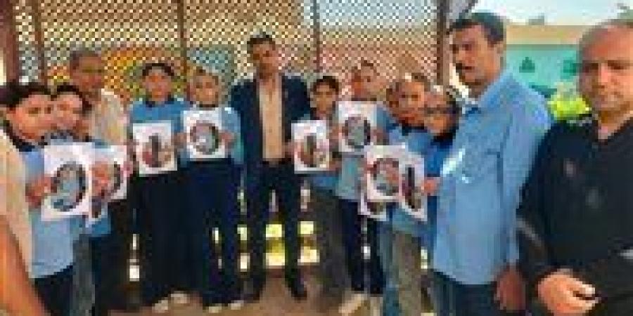 كان
      بيطيب
      خاطرنا
      ..
      طلاب
      مدرسة
      صفط
      الحنا
      الابتدائية
      بالشرقية
      يرون
      مواقف
      لا
      تُنسي
      مع
      معلمهم
      الراحل