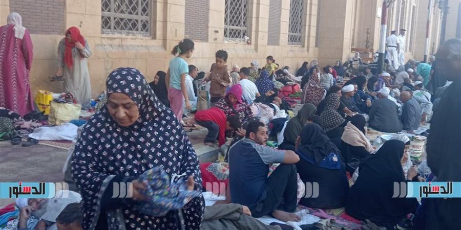 آلاف
      الزائرين
      يفترشون
      الشوارع
      في
      الليلة
      الختامية
      لمولد
      إبراهيم
      الدسوقي
      (بث
      مباشر)