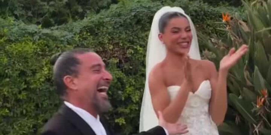 فرحة
      هيستيرية
      للعروسين..
      اللقطات
      الأولى
      من
      حفل
      زفاف
      هادي
      الباجوري