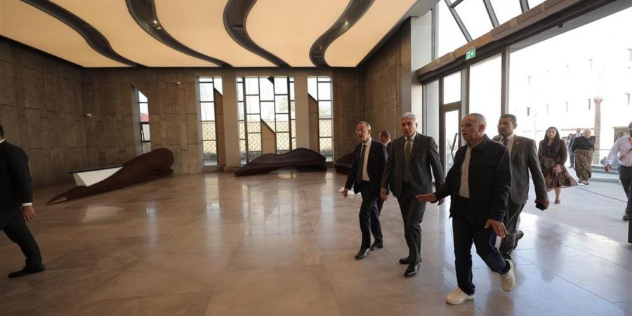 وزير
      السياحة
      والآثار
      يواصل
      متابعة
      الاستعدادات
      النهائية
      لافتتاح
      المتحف
      المصري
      الكبير
      غدًا