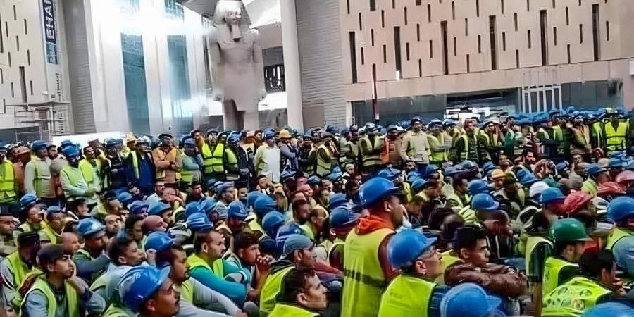 "أكملوا
      إرث
      الأجداد"..
      تفاعل
      مع
      صور
      مؤثرة
      لمهندسي
      وعمال
      بناء
      المتحف
      المصري
      الكبير