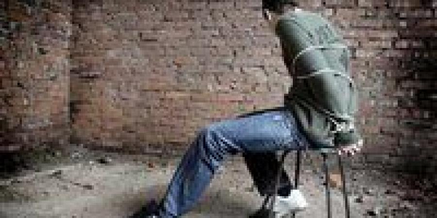 شافها
      في
      فرح
      أخته..
      حكاية
      راقصة
      خطفت
      شاب
      داخل
      شقة
      بالهرم