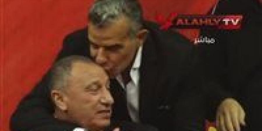 خالد
      مرتجي
      يقبل
      رأس
      محمود
      الخطيب..
      لحظة
      وفاء
      وامتنان
      بعد
      فوز
      تاريخي
      في
      انتخابات
      الأهلي