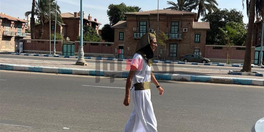 في
      يوم
      الافتتاح
      التاريخي..
      شاب
      يرتدي
      الزي
      الفرعوني
      في
      شوارع
      السويس