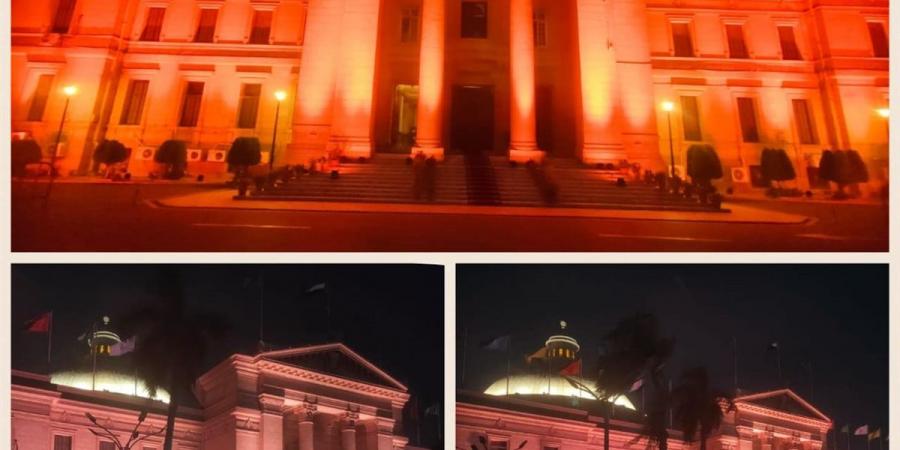 جامعة
      القاهرة
      تضيء
      مبانيها
      احتفالًا
      بالافتتاح
      التاريخي
      للمتحف
      المصري
      الكبير