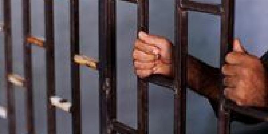 تهور
      على
      الطريق
      الدائري..
      ضبط
      سائقي
      سيارتين
      نقل
      عرضا
      حياة
      المواطنين
      للخطر