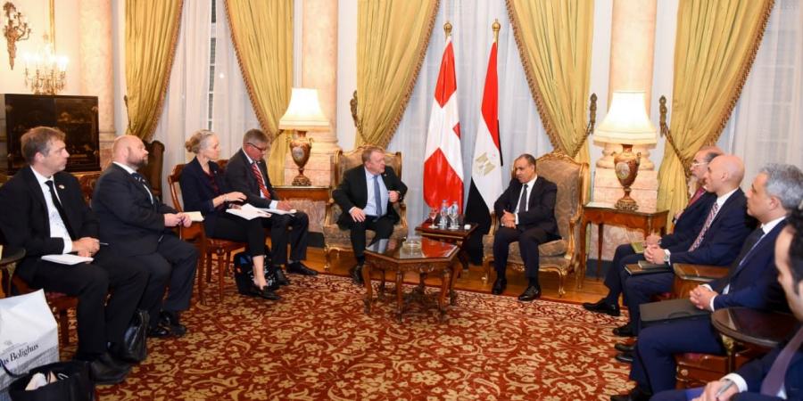 وزير
      الخارجية
      لـ
      نظيره
      الدنماركي:
      مصر
      تبذل
      جهود
      لتصبح
      مركزاً
      عالمياً
      للطاقة
      المتجددة