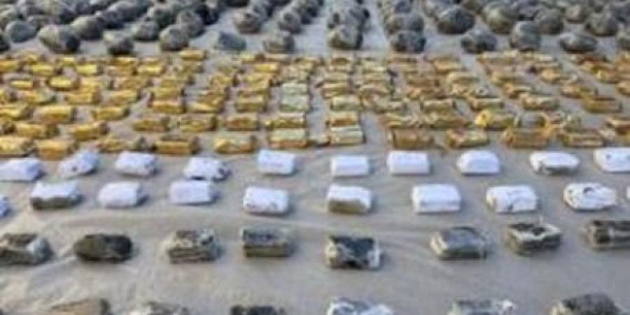 بلغت
      150
      مليون
      جنيه..
      القبض
      على
      6
      عناصر
      جنائية
      بحوزتهم
      2,225
      طن
      من
      المواد
      المخدرة