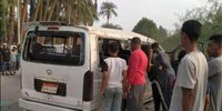 إصابة
      14
      شخصًا
      في
      حادث
      انقلاب
      ميكروباص
      بطريق
      قرية
      المحروسة
      بقنا