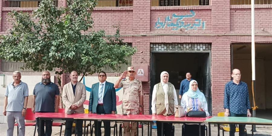 مدير
      التعليم
      الفني
      يتفقد
      الأهرام
      الصناعية
      مشيدًا
      بانضباط
      طابور
      الصباح
      وعروضه