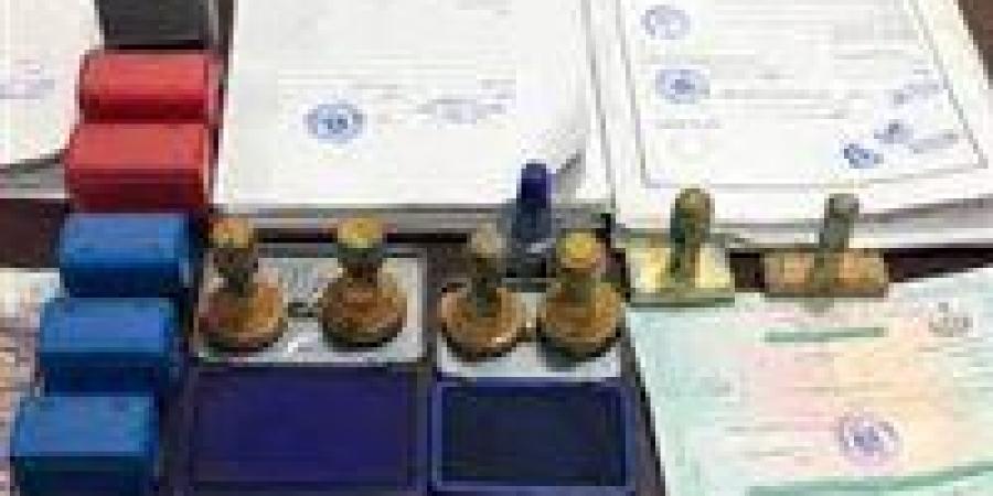 ضبط
      تشكيل
      عصابي
      لتزوير
      المحررات
      الرسمية
      والنصب
      على
      المواطنين
      بالقاهرة