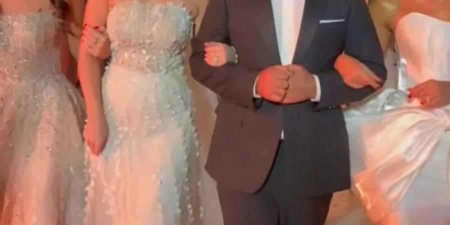 أحمد
      سعد
      يحتفل
      بزفافه
      على
      أربع
      نساء
      في
      ليلة
      واحدة..
      ما
      القصة؟