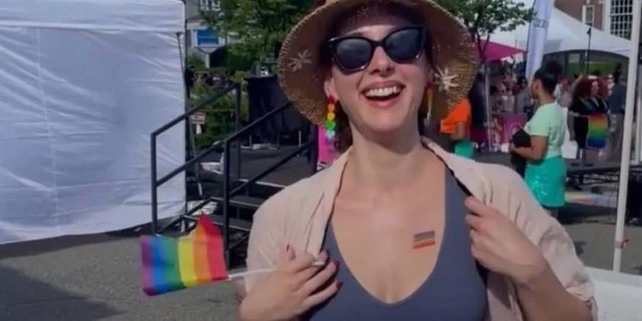 شيرين
      أحمد
      طارق
      ترفع
      علم
      السلام..
      الحقيقة
      وراء
      الصورة
      المثيرة
      للجدل