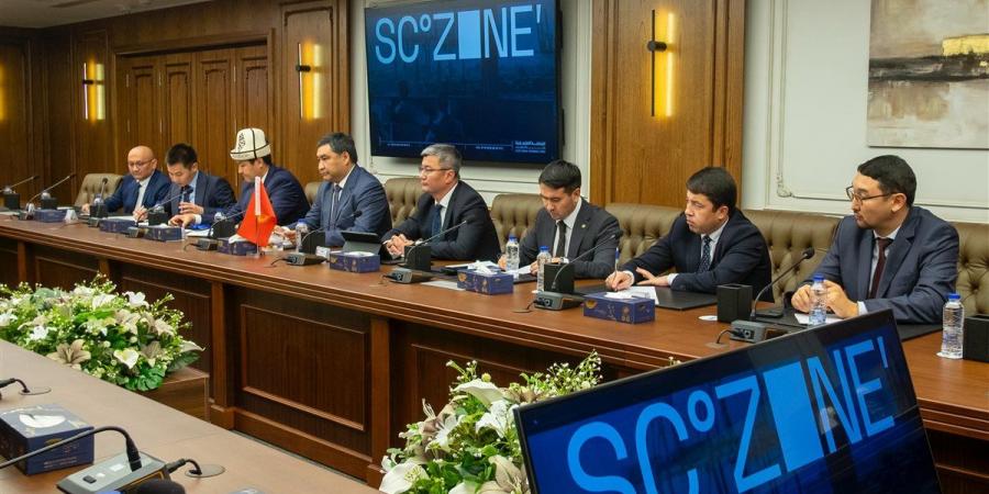 رئيس
      اقتصادية
      قناة
      السويس
      يبحث
      مع
      نائب
      رئيس
      وزراء
      قرغيزستان
      فرص
      التعاون
      المشترك