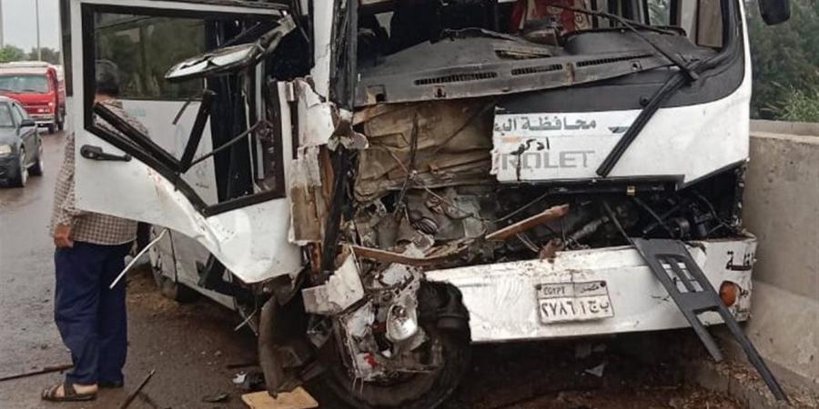 إصابة
      21
      شخصًا
      في
      حادث
      تصادم
      مروع
      بالبحيرة