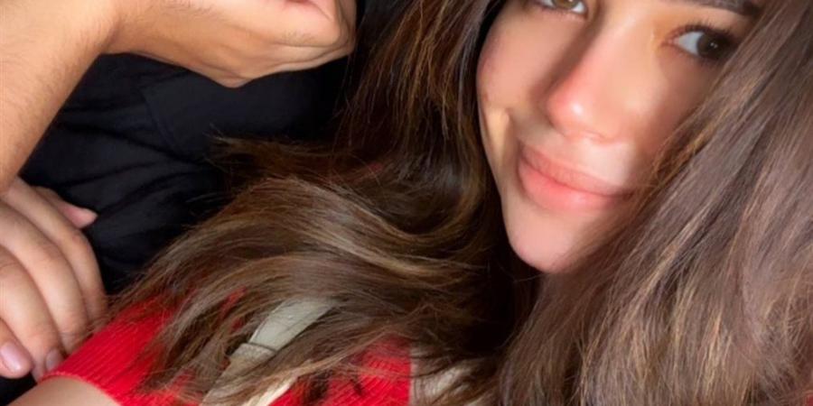 في
      طريقهم
      إلى
      شهر
      العسل..
      أحدث
      ظهور
      لـ
      أحمد
      جمال
      وزوجته
      فرح
      الموجي