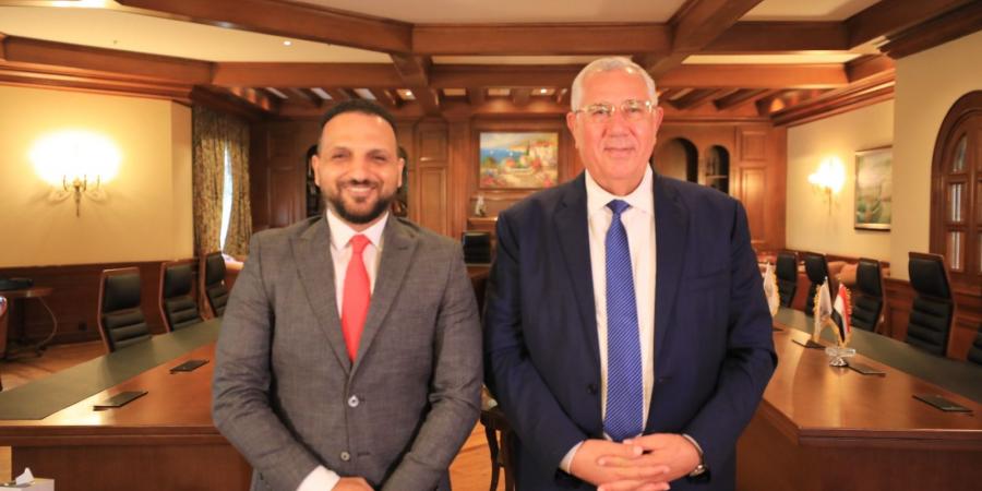 الوزير
      السيد
      القصير
      لـ
      تحيا
      مصر:
      انتخابات
      الفردي
      دون
      تنسيق..
      وصاحب
      الشعبية
      الحقيقية
      هو
      من
      سيحصد
      المقعد