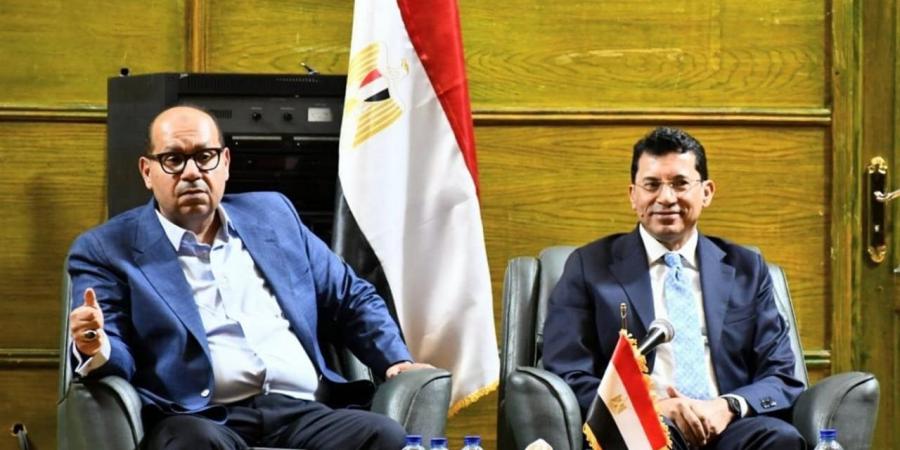 وزير
      الرياضة
      ورئيس
      اللجنة
      الأوليمبية
      واتحاد
      المصارعة
      يناقشون
      خطط
      الدعم
      المستقبلية