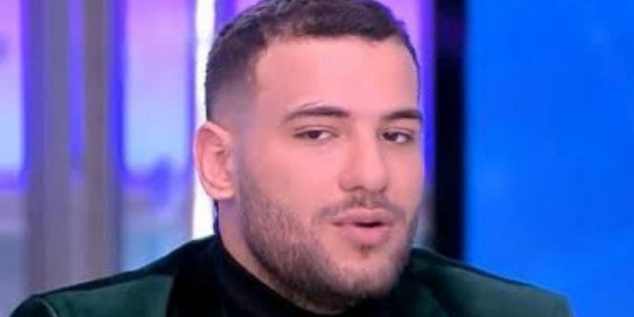 احتجاج المطرب مسلم أمام نقابة المهن الموسيقية والأمن يتدخل.. فما القصة ؟