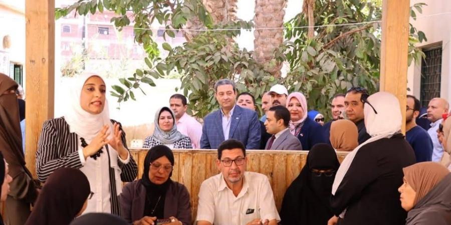 محافظ دمياط يتفقد القافلة العلاجية في شط جريبة .. صور