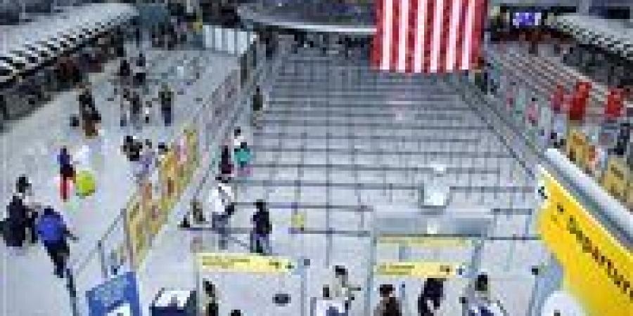 تهديد بقنبلة يشل حركة الطيران في مطار ريجان الأمريكي