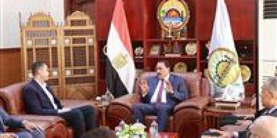 نائب وزير الصحة يبحث مع محافظ مطروح دعم البنية الصحية وتسريع مشروعات التطوير بالمحافظة