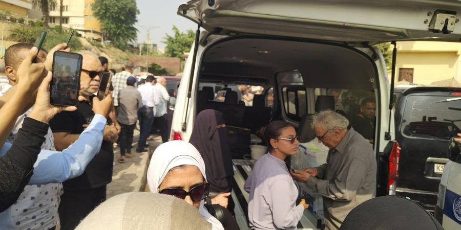 الحزن والكسرة باينين في عينه.. لقطات من تشييع جثمان زوجة حسن العدل